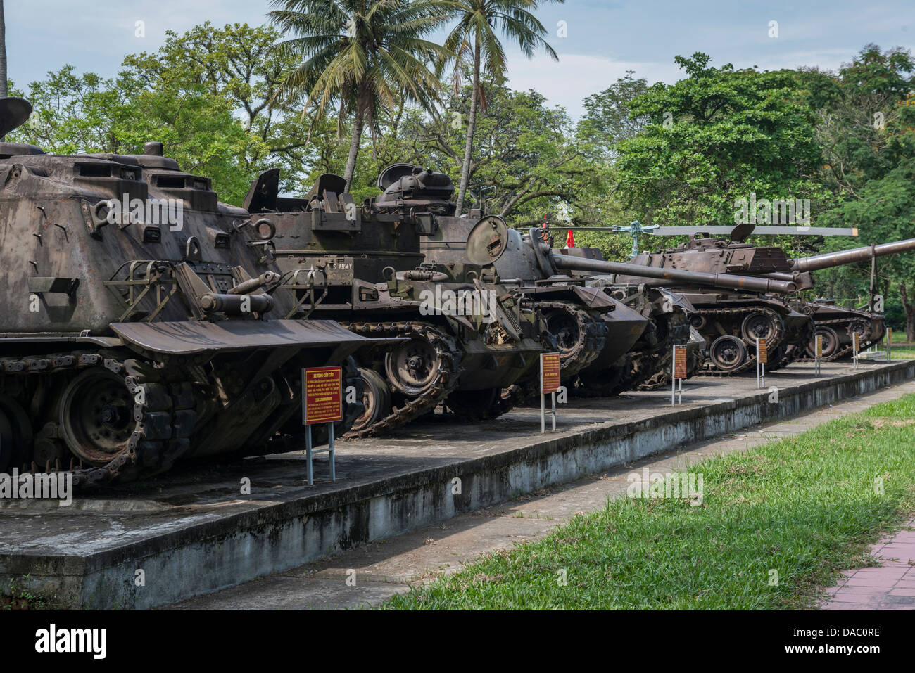 Erbeuteten amerikanischen und South Republic vietnamesischen Armee Panzer und gepanzerte Transport im Militärmuseum von Hue, Vietnam Stockfoto