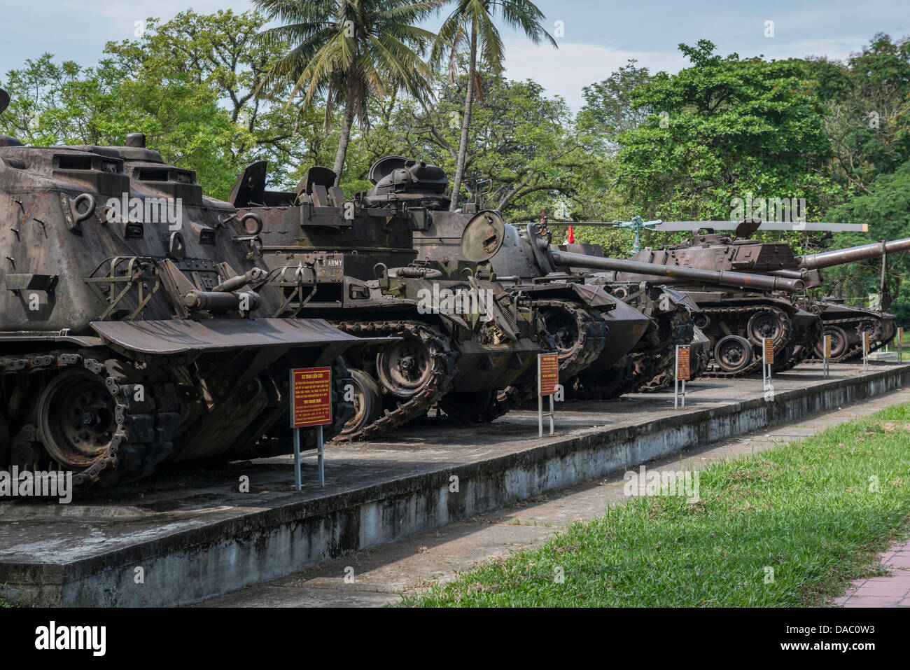 Erbeuteten amerikanischen und South Republic vietnamesischen Armee Panzer und gepanzerte Transport im Militärmuseum von Hue, Vietnam Stockfoto