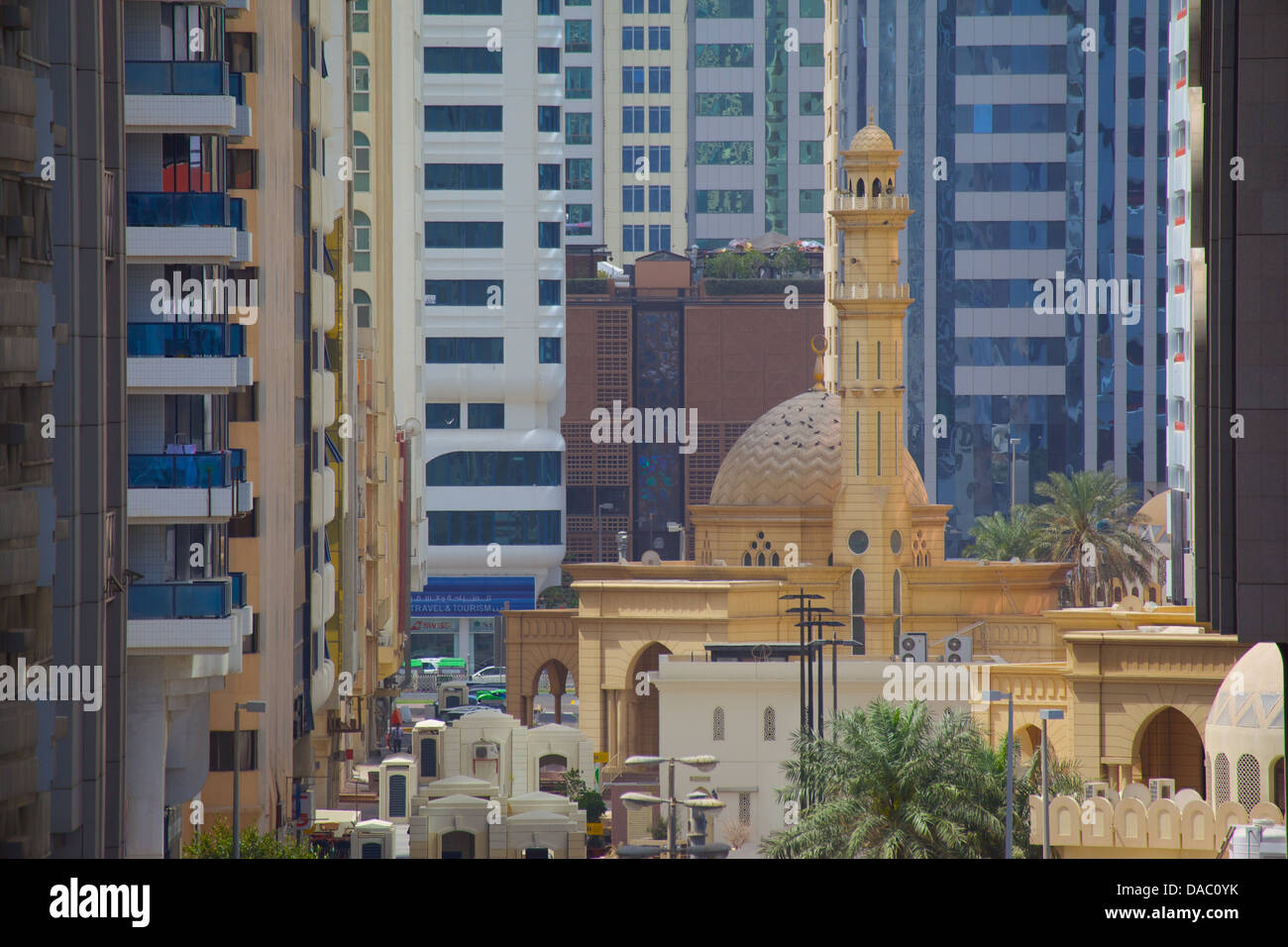 Moschee und zeitgenössischer Architektur, Abu Dhabi, Vereinigte Arabische Emirate, Naher Osten Stockfoto