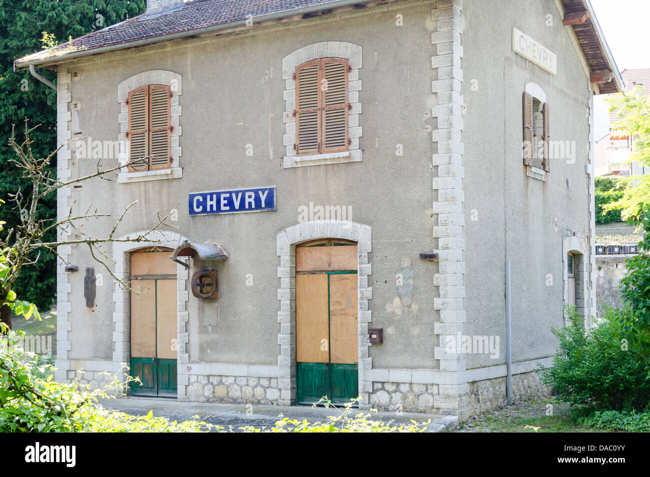 Altes Bahnhofsgebäude in der französischen Stadt Chevry Stockfoto