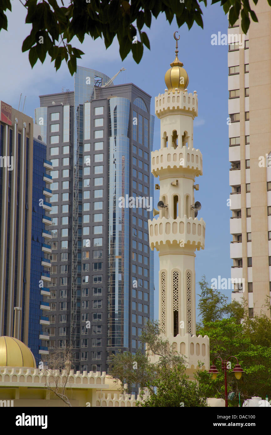 Moschee und zeitgenössischer Architektur, Abu Dhabi, Vereinigte Arabische Emirate, Naher Osten Stockfoto