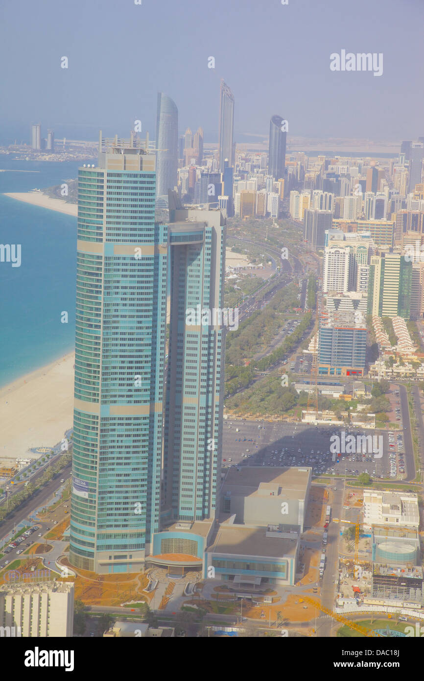 Blick auf Stadt und die Corniche Strand vom Emirat Türme, Abu Dhabi, Vereinigte Arabische Emirate, Naher Osten Stockfoto