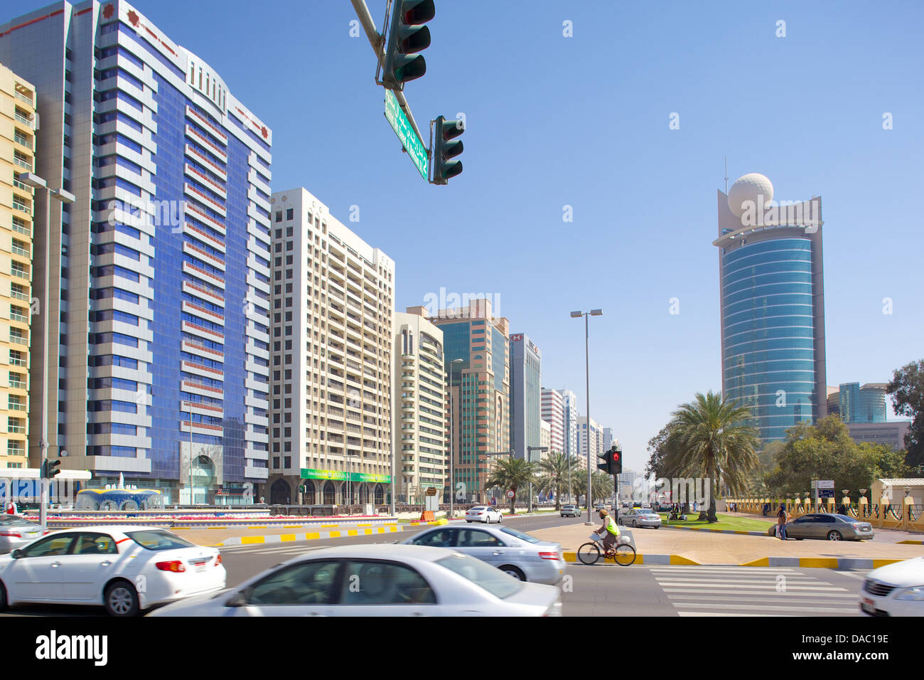 Skyline und Rashid Bin Saeed Al Maktoum Street, Abu Dhabi, Vereinigte Arabische Emirate, Naher Osten Stockfoto