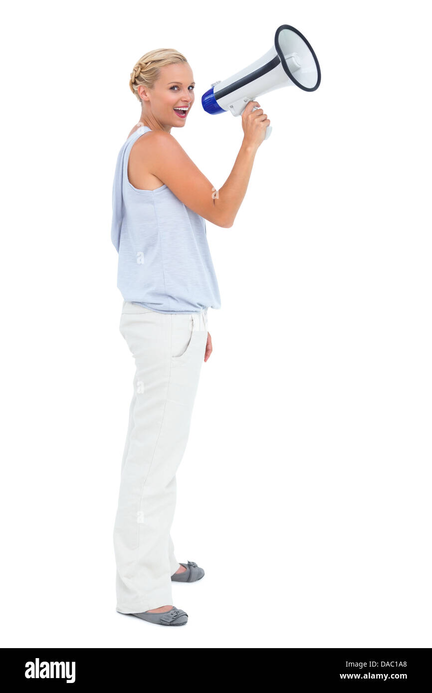 Blondine durch Megaphon schreien Stockfoto