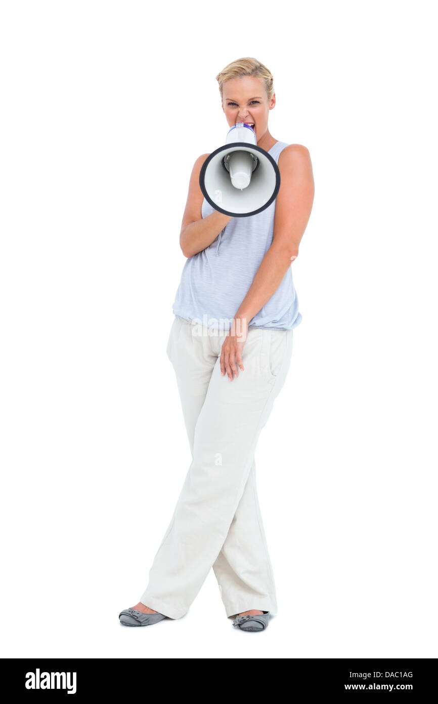 Blondine durch Megaphon schreien Stockfoto