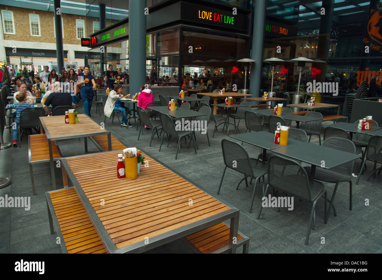 Restaurant Terrassen Old Spitalfields Market East London England Großbritannien UK Europe Stockfoto