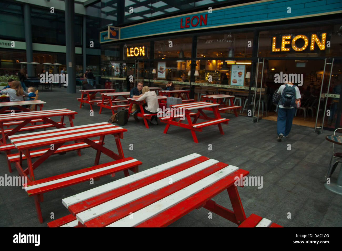 Restaurant Terrassen Old Spitalfields Market East London England Großbritannien UK Europe Stockfoto