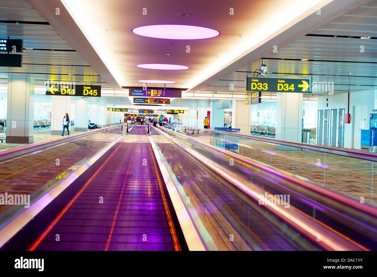 Menschen bei Travellators am Changi International Airport. Stockfoto