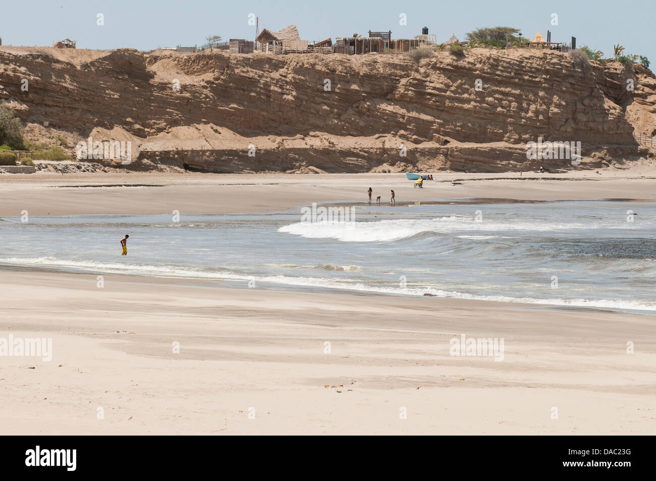 Menschen am Strand von Los Organos in der Nähe von Mancora, Peru. Stockfoto