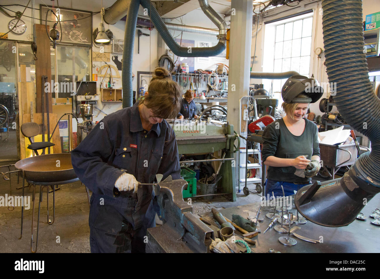 junge Frau arbeitete als Schweißer in der Frauen Craftshop für Metall arbeitet in Christiania Gemeinschaft, Copenhagen Stockfoto