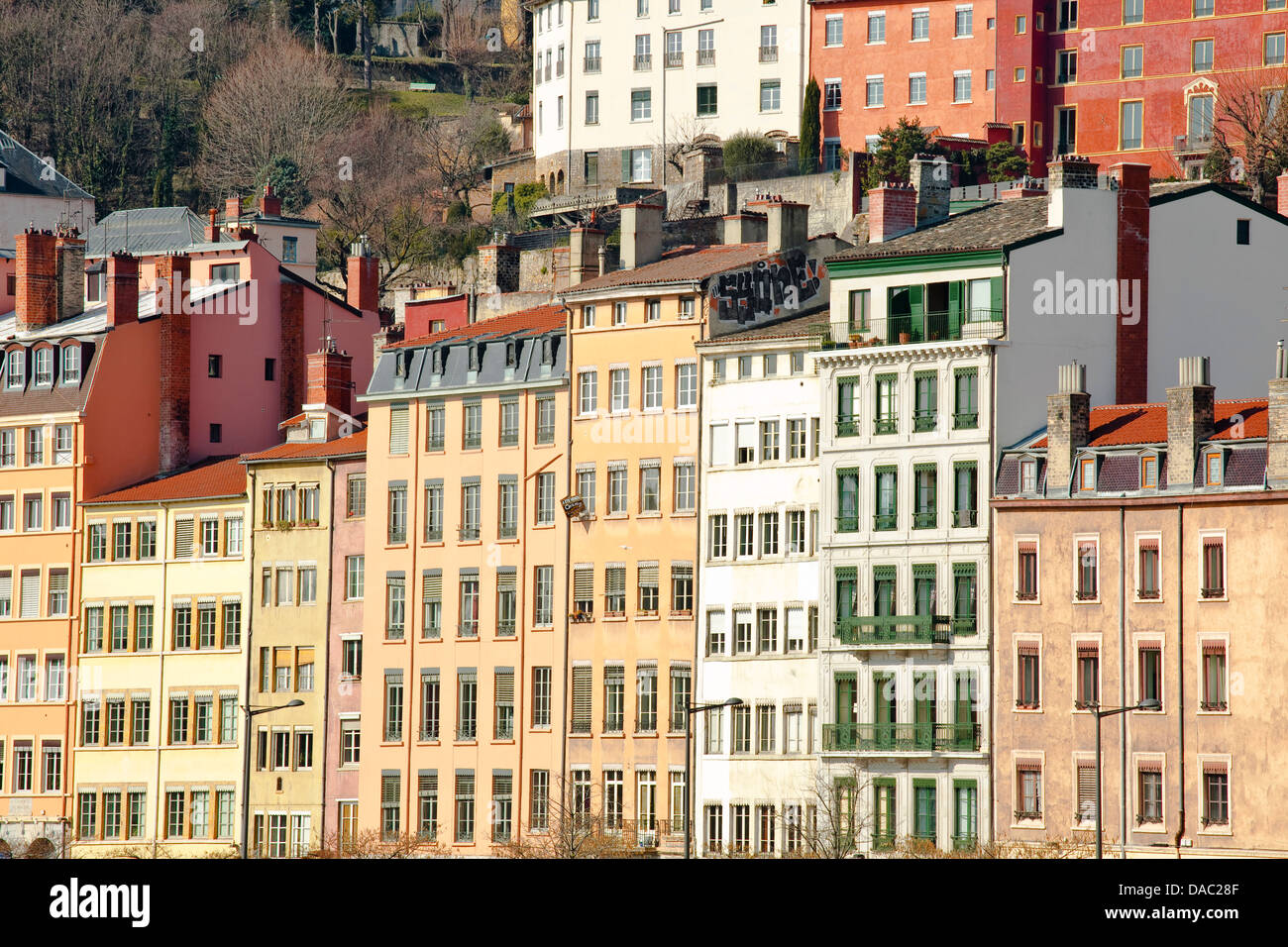 Typischen bunten Häuserfassaden mit Blick auf den Fluss Saone in Lyon, Rhone-Alpes, Frankreich, Europa Stockfoto