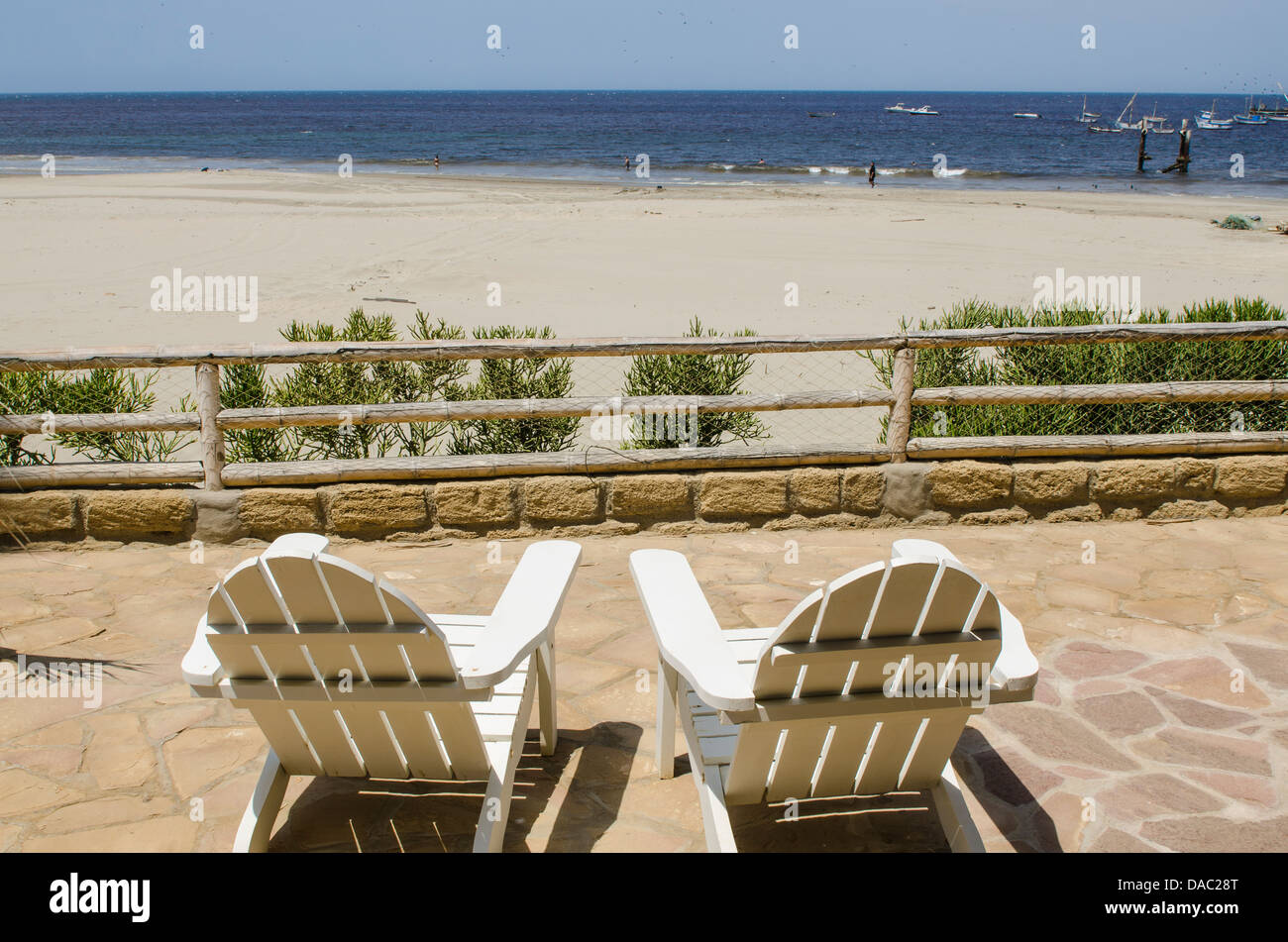 Holzterrasse Liegestühle am Strand von Los Organos in der Nähe von Mancora, Peru. Stockfoto