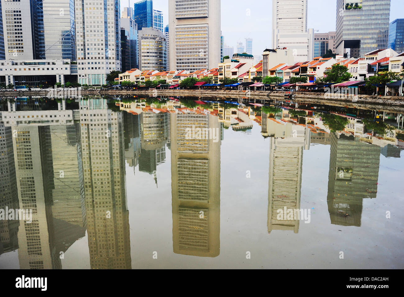 Boat Quay in Singapur mit Reflexion in einem Fluss Stockfoto