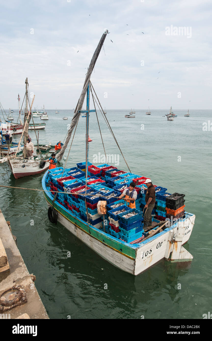 Sardine Fischer Fische Kisten Boxen Boot Boote Fischindustrie in Los Organos Dorf in der Nähe von Mancora, Peru. Stockfoto