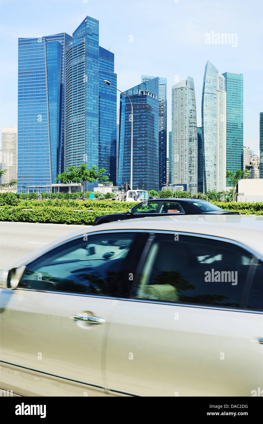 Autos auf der Straße in Singapur. Blured Bewegung Stockfoto
