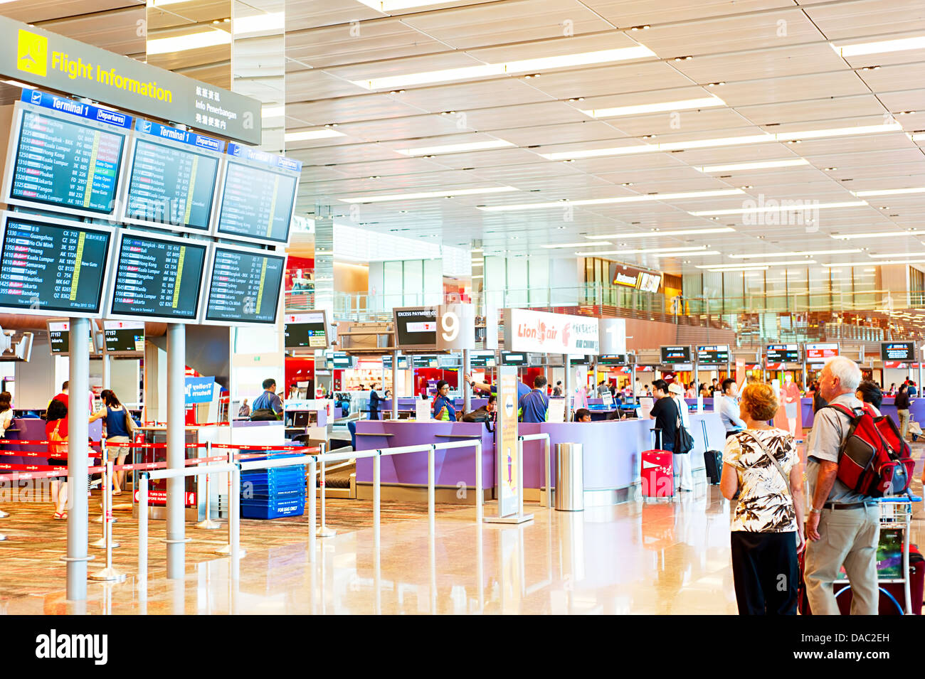 Menschen suchen bei Abfahrt Ankunft am Changi International Airport. Stockfoto