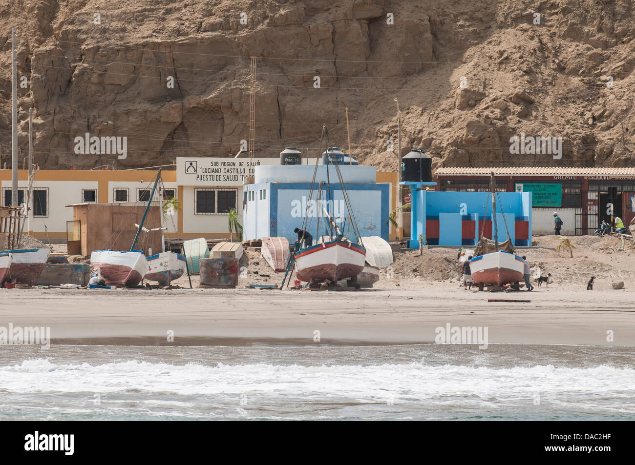 Sardine Fischerboote am Strand im Dorf von Cabo Blanco, Peru. Stockfoto