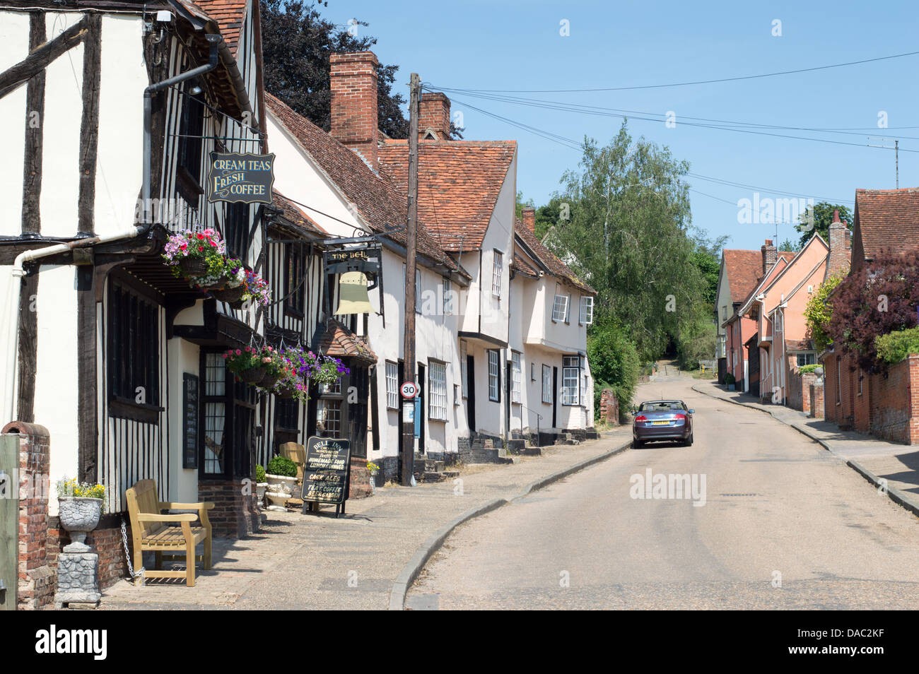 Die Hauptstraße in die malerische Suffolk Dorf Kersey. Stockfoto
