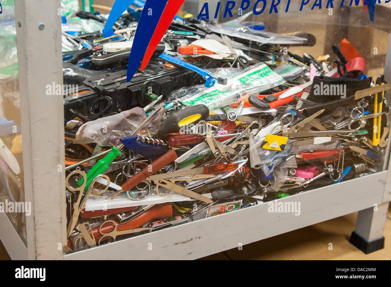 Weggeworfene Gegenstände Messer Schere in Sicherheitskontrolle zeigen bin Container am Flughafen in Lima, Peru. Stockfoto