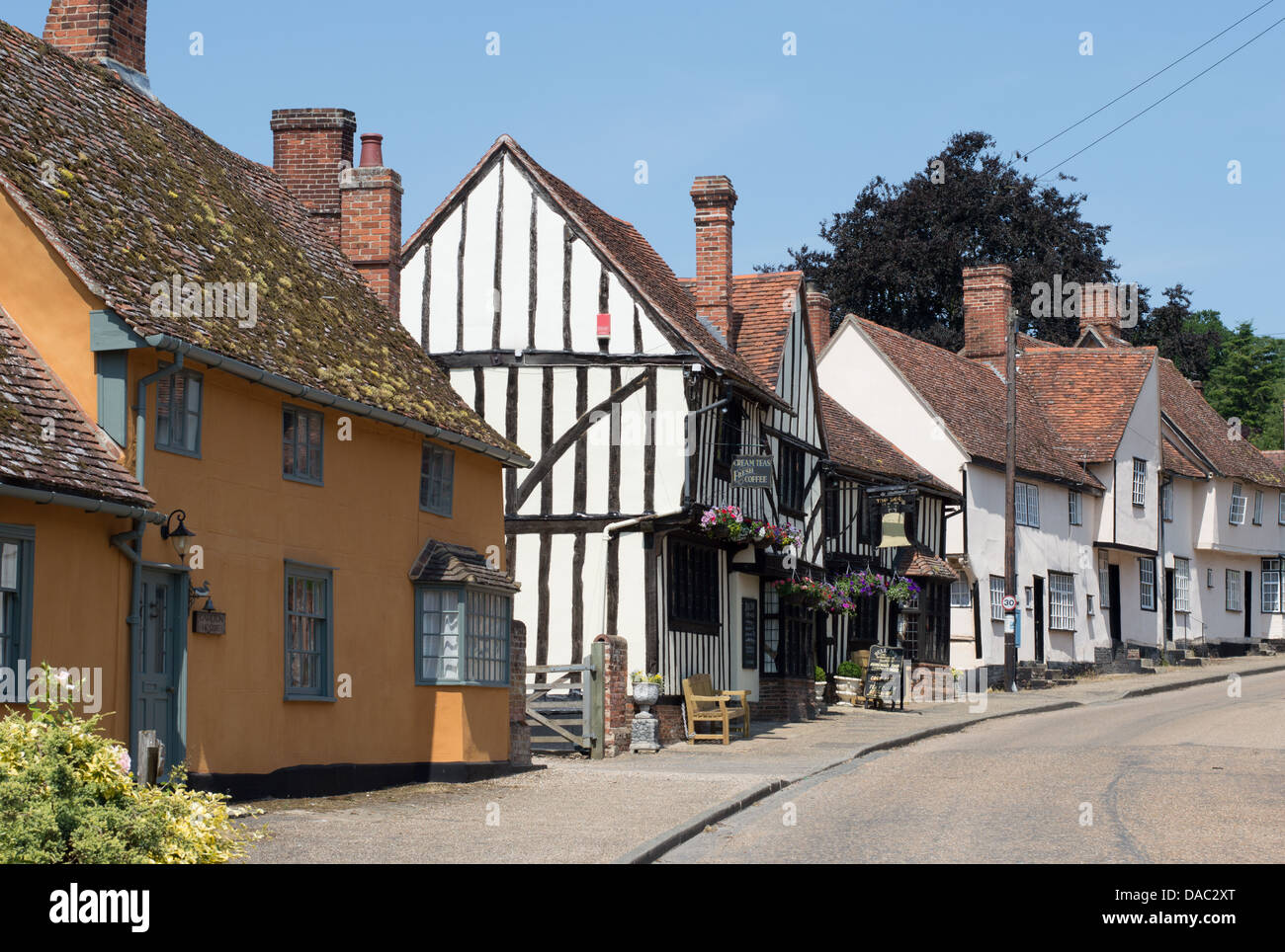 Sehr alte Häuser und der Bull Inn Gasthaus im Dorf Suffolk Kersey, England. Stockfoto