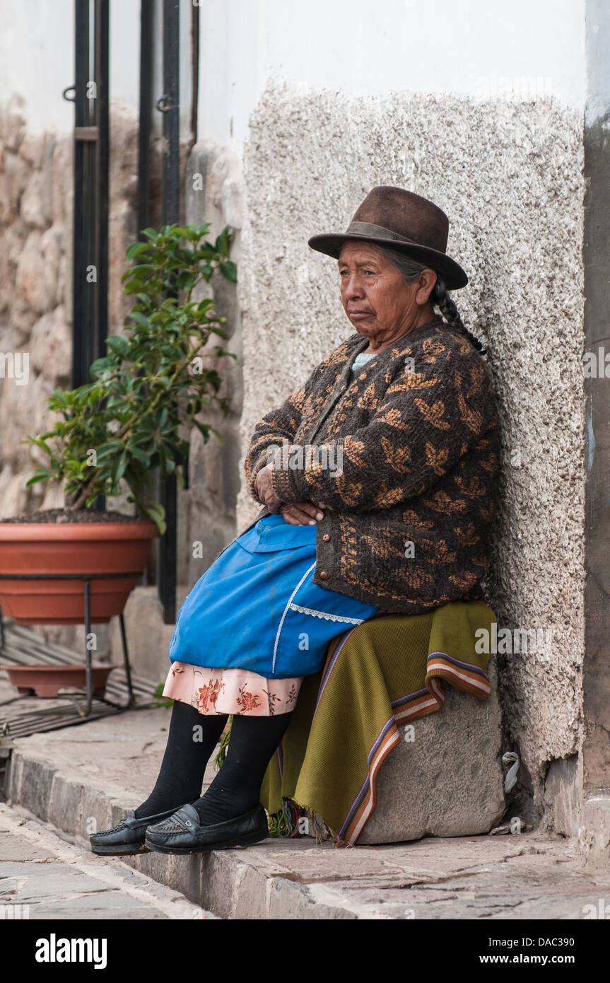 Alte Reife Inka Inka Frau in traditionellen Hut und Pullover sitzen auf Box Kiste in Straße Cusco, Peru. Stockfoto