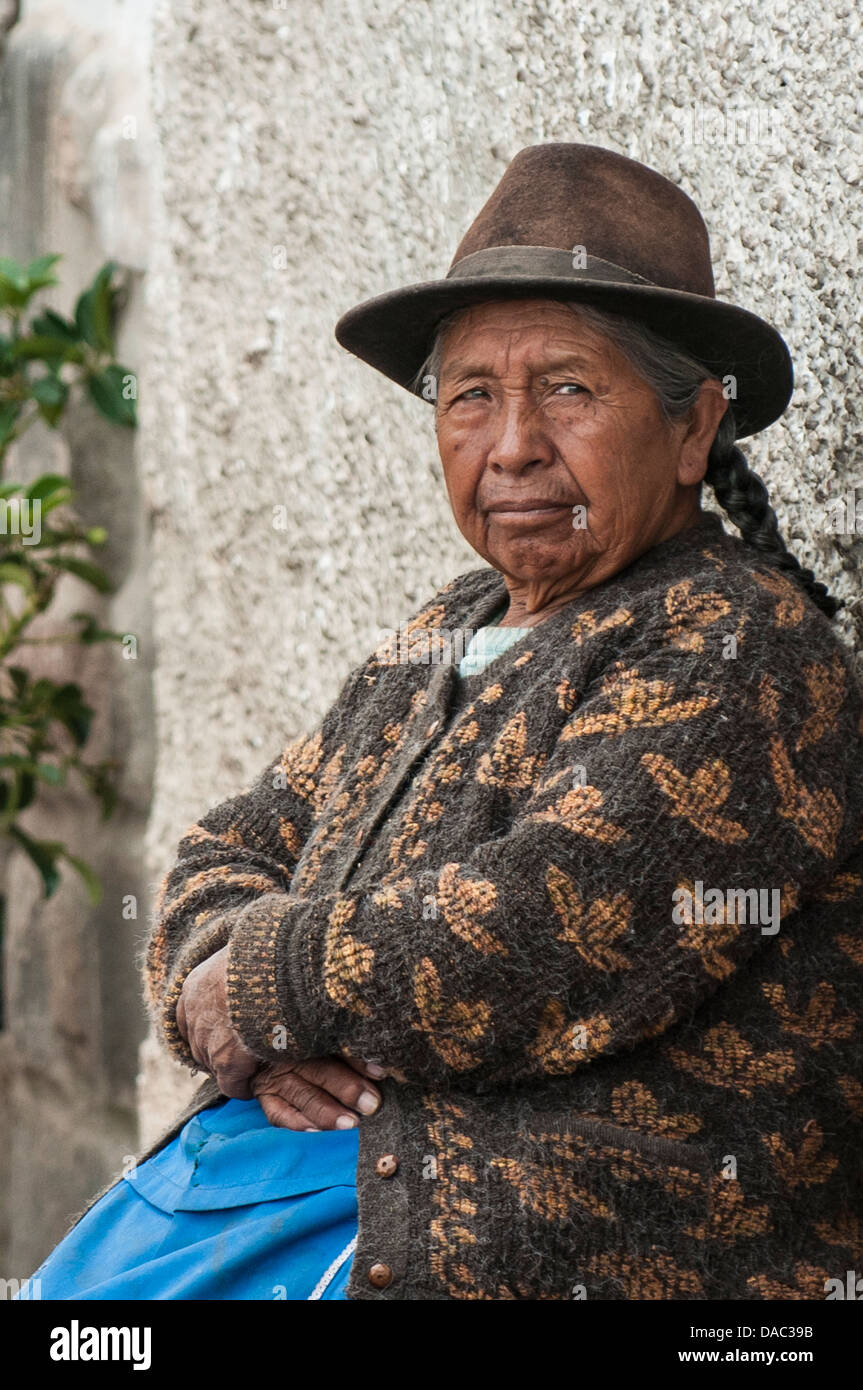 Alte Reife Inka Inka Frau in traditionellen Hut und Pullover sitzen auf Box Kiste in Straße Cusco, Peru. Stockfoto