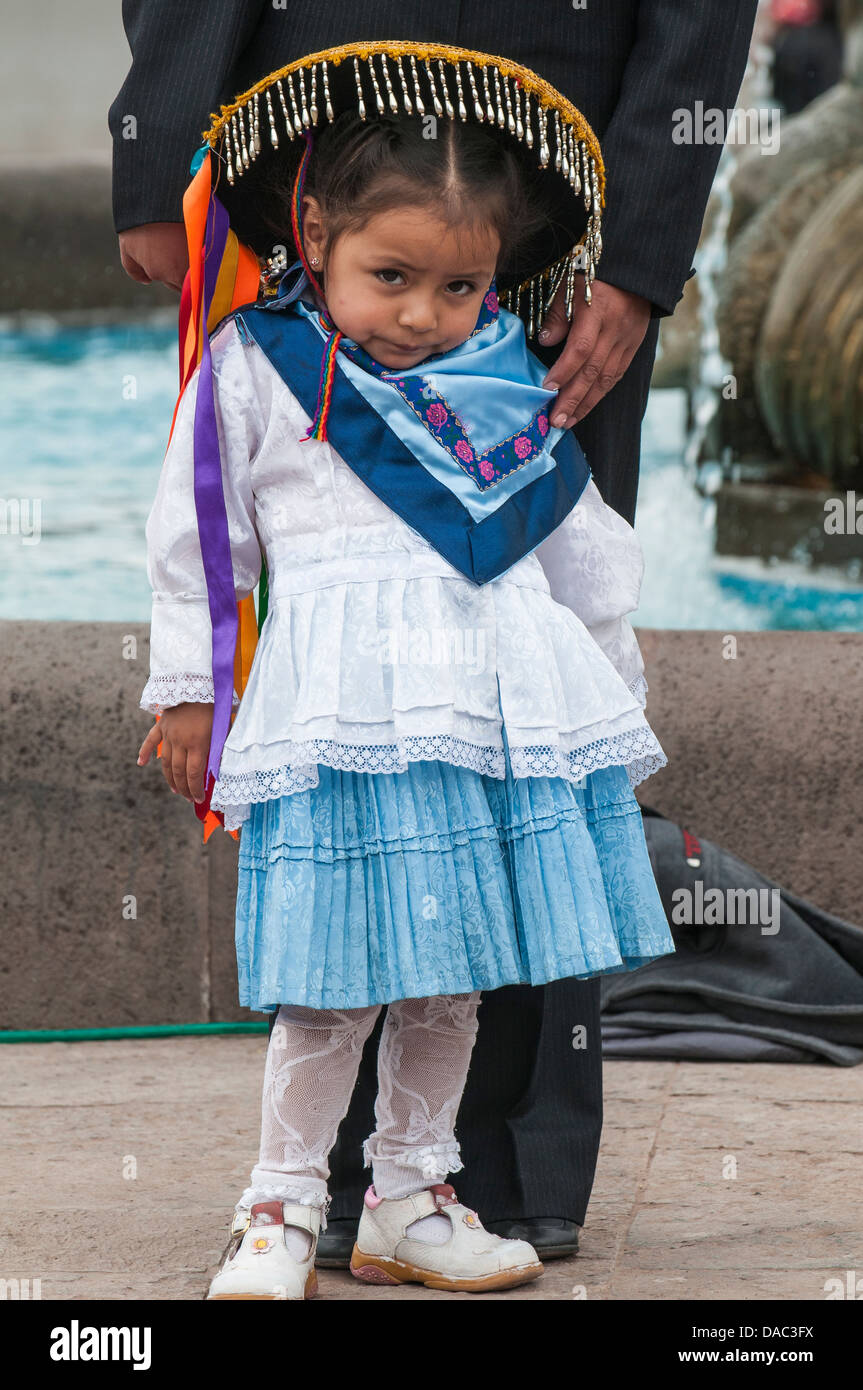 Inka Inka gebürtige Inderin in ihrer Tracht Sonntag mit Vater Eltern Plaza de Armas Cusco, Peru. Stockfoto