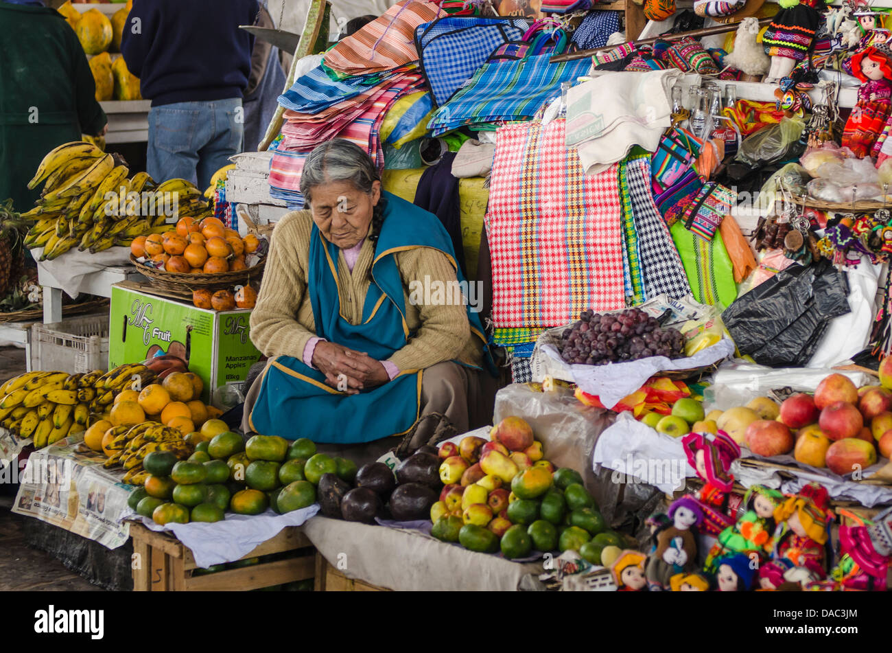 Inca Frau Gemüsehändler Stall Obstladen tendenziell Verkauf auf dem lokalen Markt in der Innenstadt von Cusco, Peru. Stockfoto