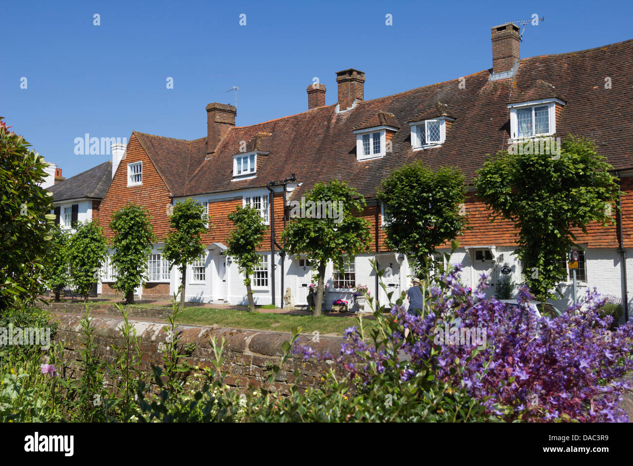 Blick auf typische rote Fliese cottages entlang Burwash High Street Stockfoto