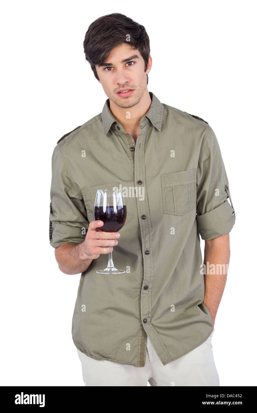 Ernster Mann hält eine Glas Weine Stockfoto