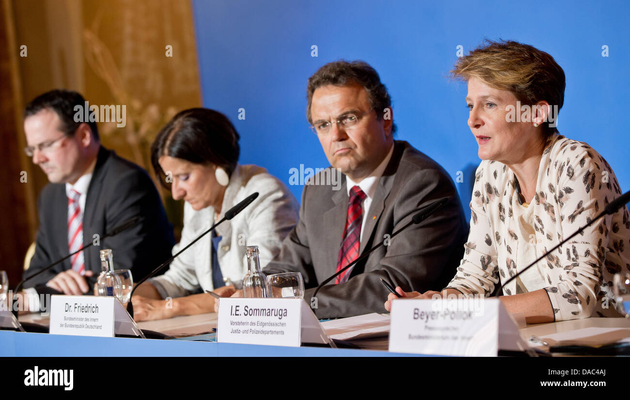 (L-R) Thomas Zwiefelhofer (VU), Minister für Inneres, Justiz und Wirtschaft von Liechtenstein, österreichischer Innenminister Johanna Mikl-Leitner (ÖVP), deutsche Innenminister Hans-Peter Friedrich (CSU), Simonetta Sommaruga (SP), Abteilungsleiter der schweizerischen Justiz- und Polizeidepartement (EJPD), sitzen auf einer Pressekonferenz von einem Treffen der Innenminister aus deutschsprachigen Ländern in Nürnberg, 10. Juli 2013. Sommaruga spricht. Der Minister möchte über Menschenhandel, Einwanderung und Integration sowie die Situation der syrischen Flüchtlinge in der Sitzung sprechen. Foto: DANIEL K Stockfoto