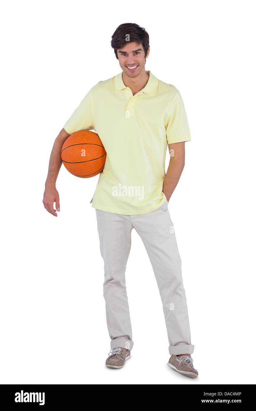 Junger Mann mit Korb ball Stockfoto