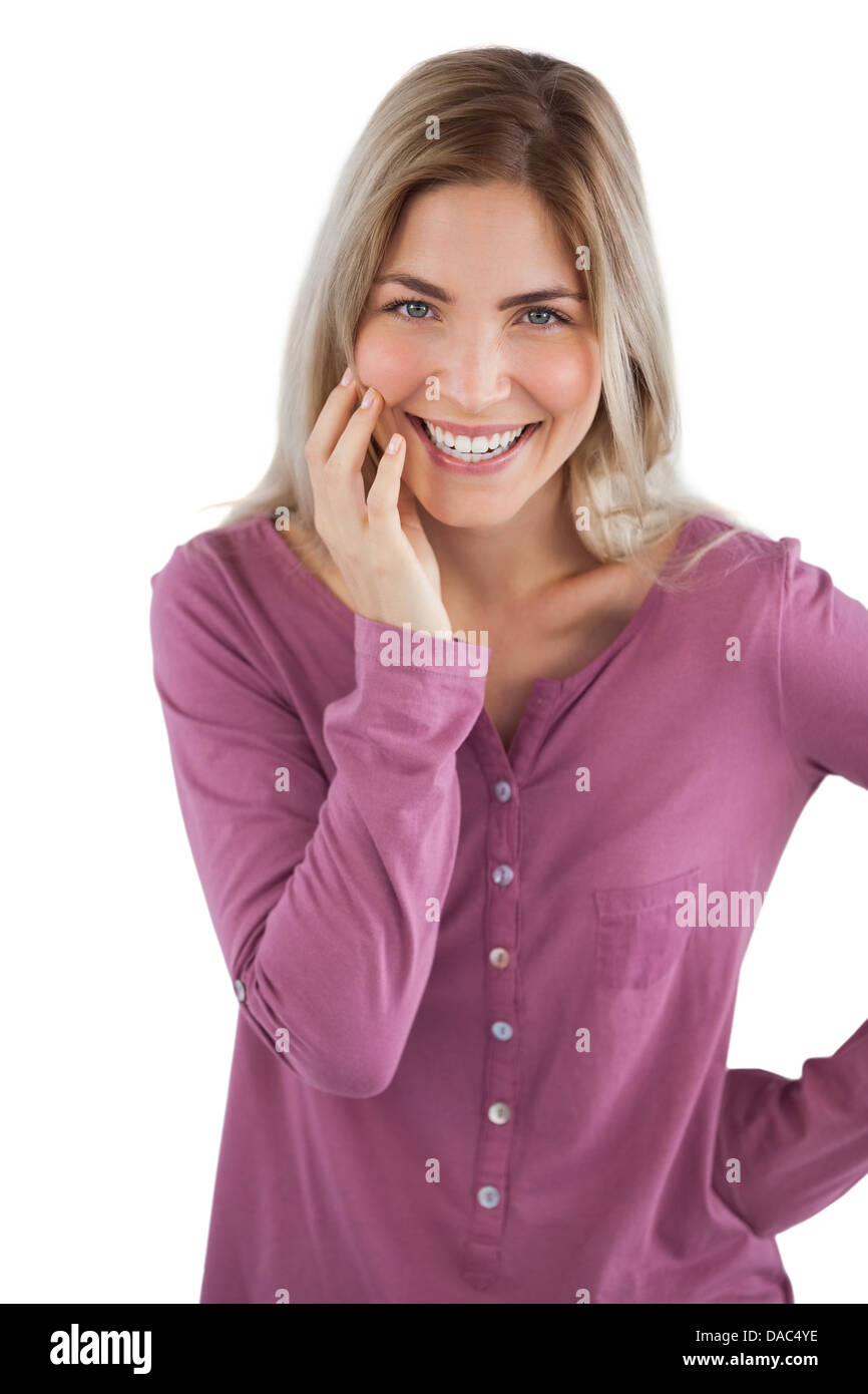 Lächelnde Frau mit Hand am Kinn Stockfoto