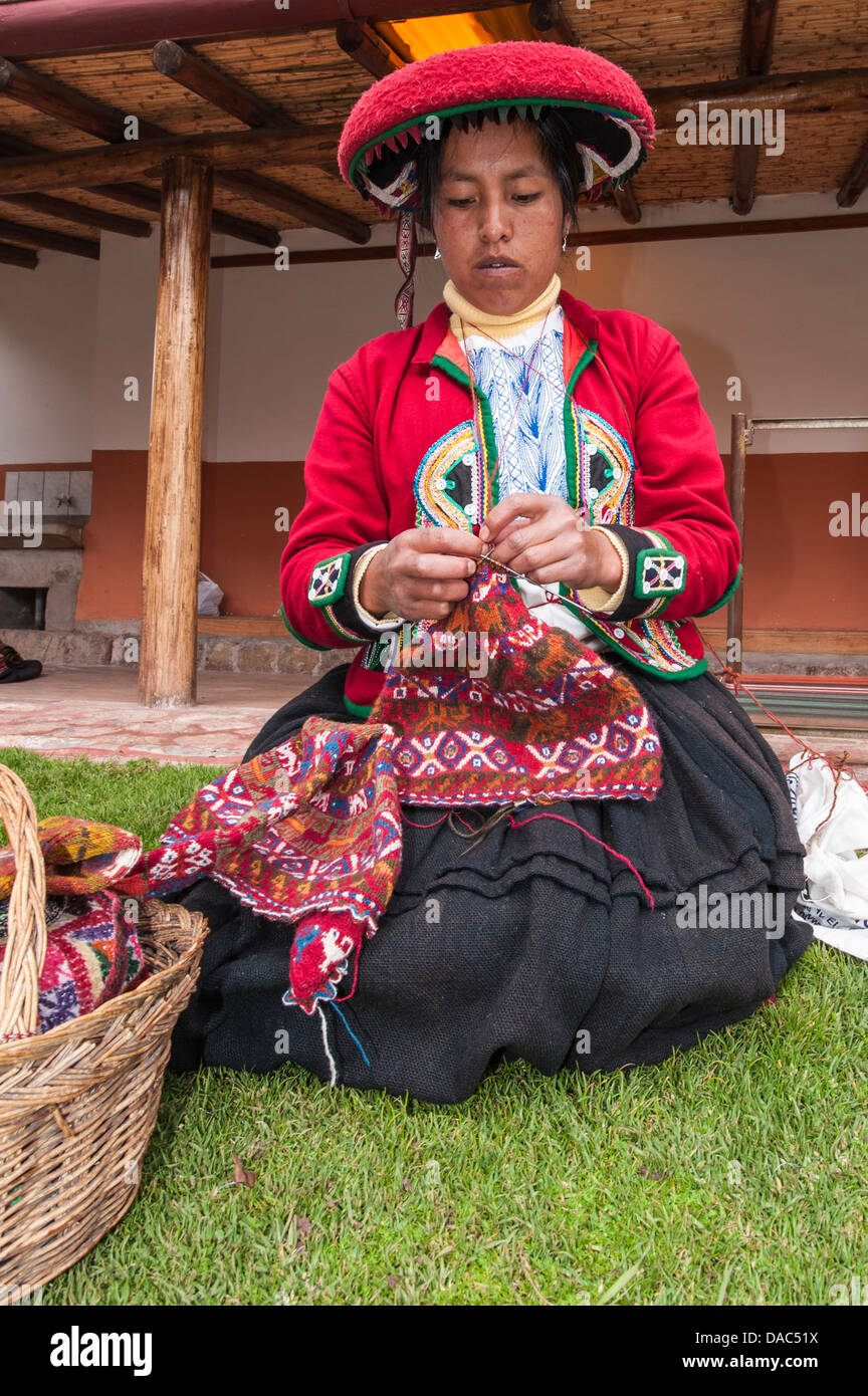 Traditionell rotes Kleid gekleidet Kostüm Kleidung Pullover Inka Inka Frau stricken Nähen Textile Wolldecke Chincheros, Peru. Stockfoto