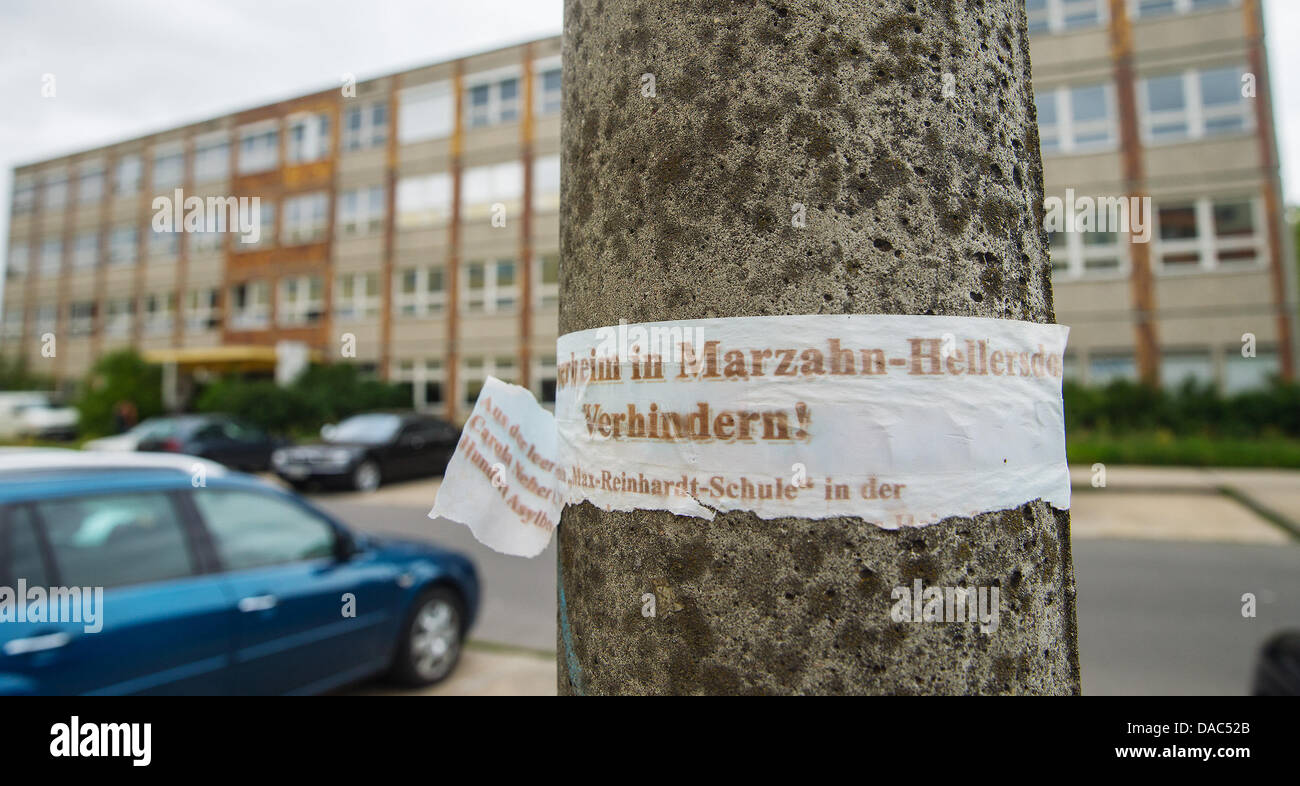 Ein Papier lesen "Asylbewerberheim in Marzahn-Hellersdorf Verhindern!" ("Verhindern das Asyl Suchende Haus in Marzahn-Hellersdorf") werden auf einer Laterne vor der geplanten provisorischen Schutz für Flüchtlinge in Berlin Marzahn-Hellersdorf in Berlin, Deutschland, 10. Juli 2013 gebucht. Geplante Tierheim verursacht schwere Auseinandersetzungen in den letzten paar Tagen. Foto: HANNIBAL HANSCHKE Stockfoto