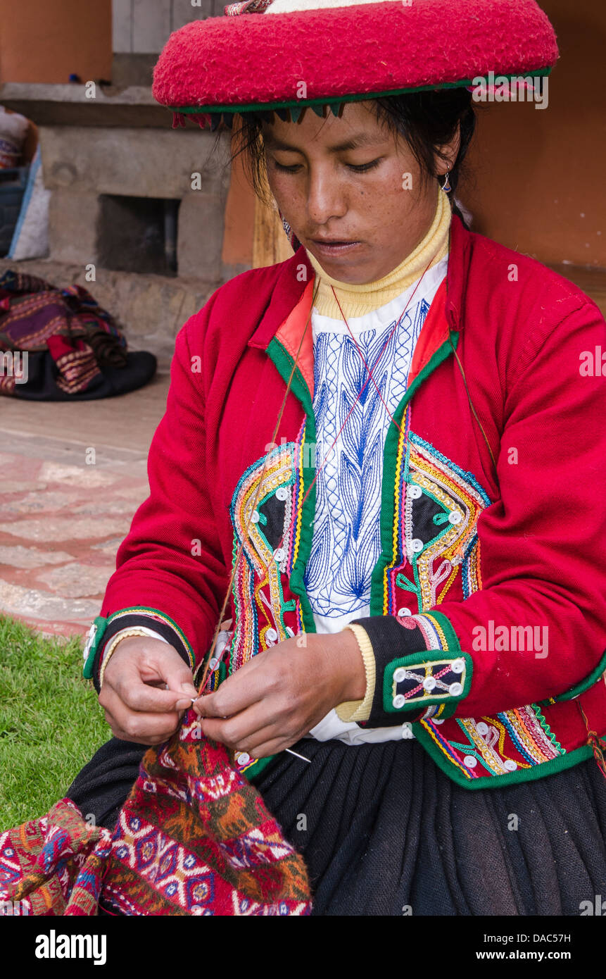 Traditionell rotes Kleid gekleidet Kostüm Kleidung Pullover Inka Inka Frau stricken Nähen Textile Wolldecke Chincheros, Peru. Stockfoto