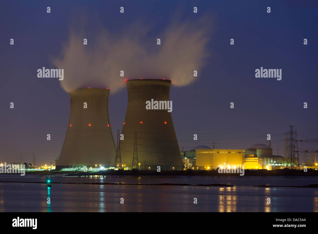 Kernkraftwerk in den Hafen von Antwerpen, Belgien in der Nacht. Stockfoto