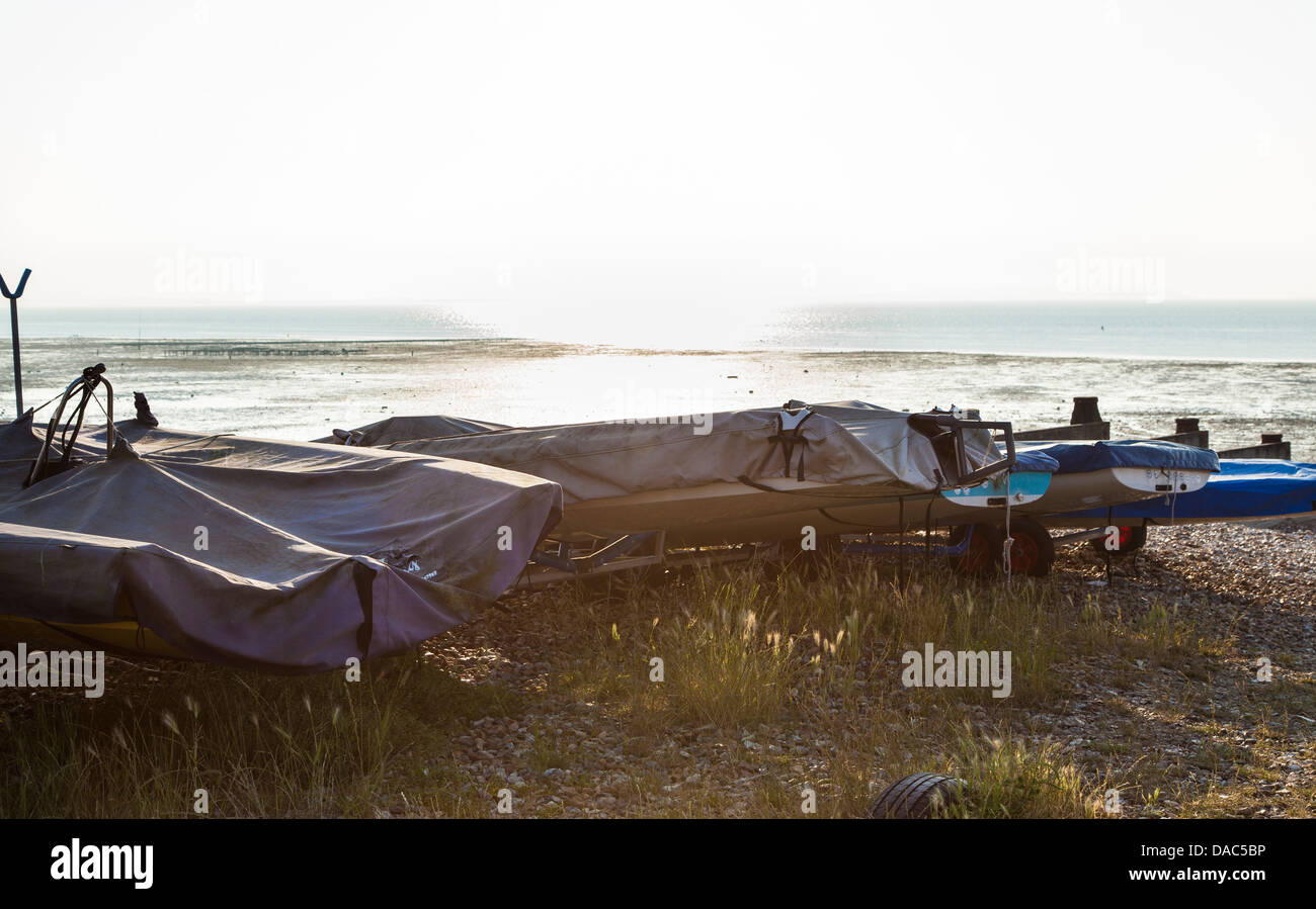 Boote im Vordergrund und Sonnenuntergang Hintergrund, Whitstable Stockfoto