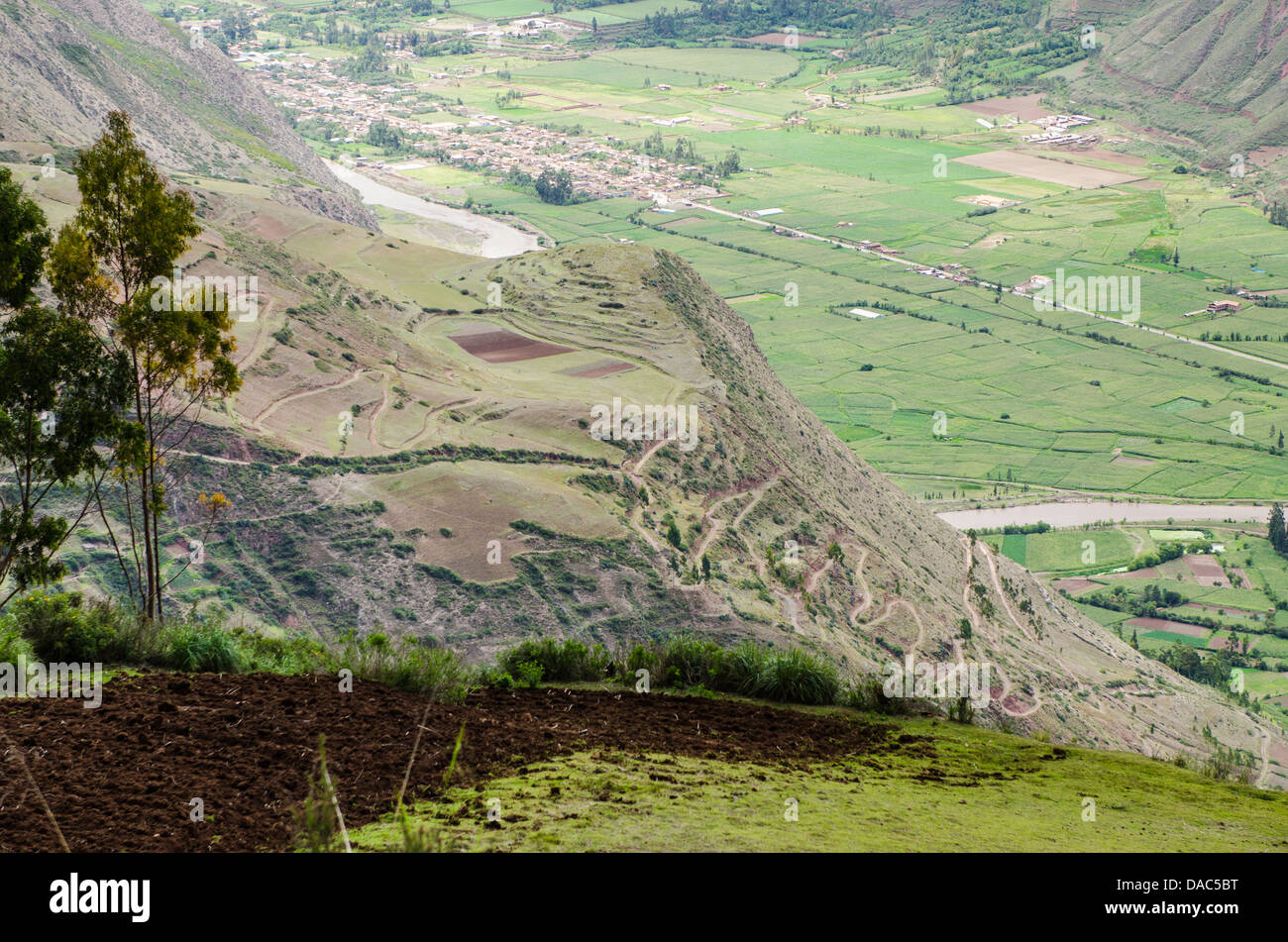 Switchback Weg Weg herauf die Seite der Anden bergige Landschaft Fluss Ackerland im Heiligen Tal in der Nähe von Maras, Peru. Stockfoto