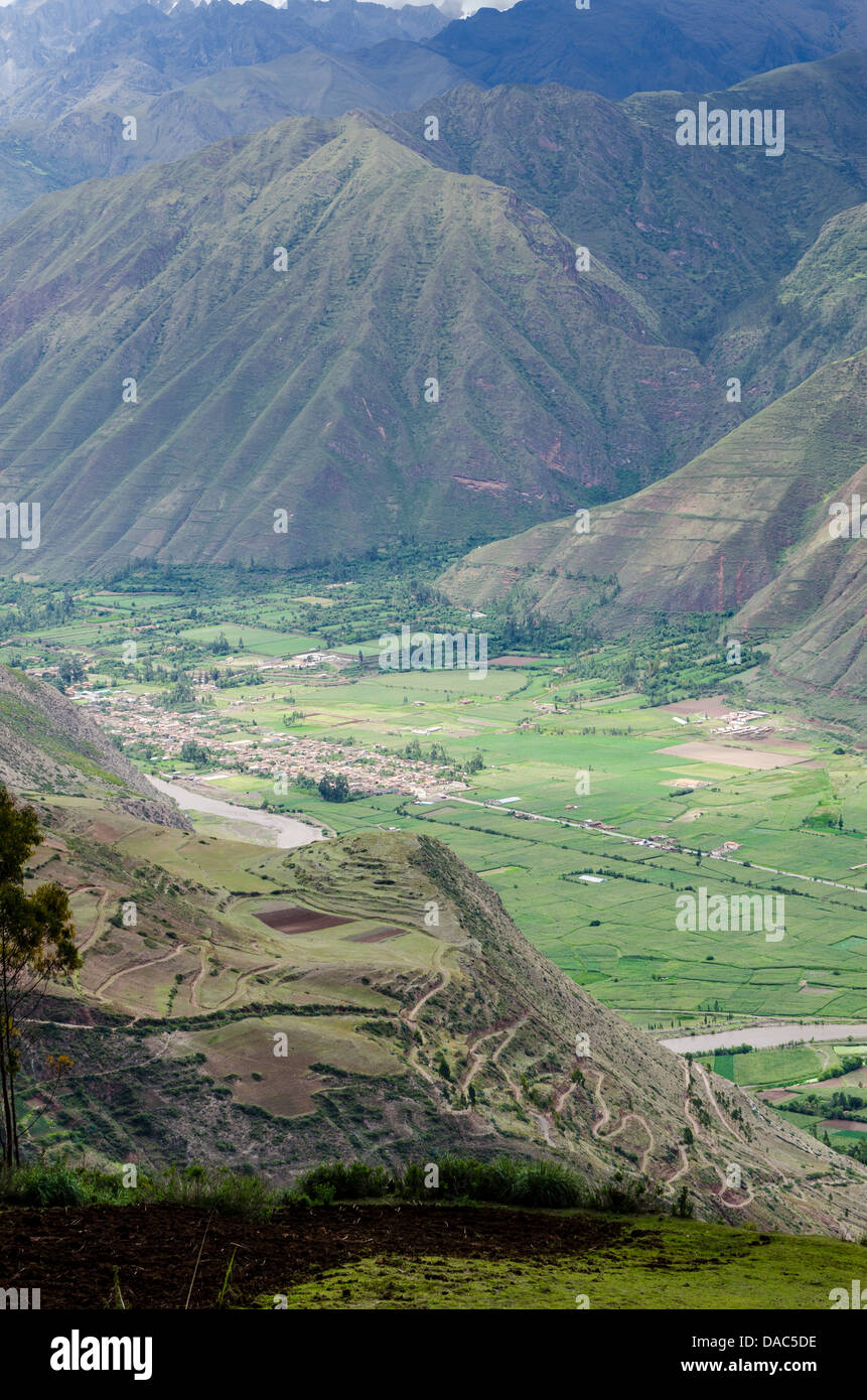 Switchback Weg Weg herauf die Seite der Anden bergige Landschaft Fluss Ackerland im Heiligen Tal in der Nähe von Maras, Peru. Stockfoto