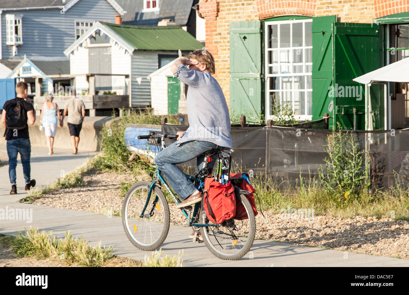 Radfahrer im Vordergrund Radfahren auf Weg in der Ferne, Whitstable suchen Stockfoto