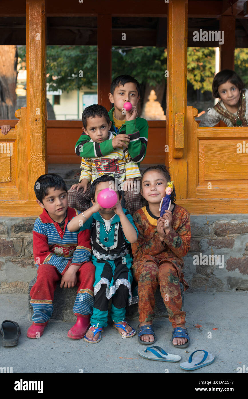 Eine Gruppe von Gaddi Stamm Kinder posieren für die Kamera in Bharmour, Himachal Pradesh, Indien Stockfoto