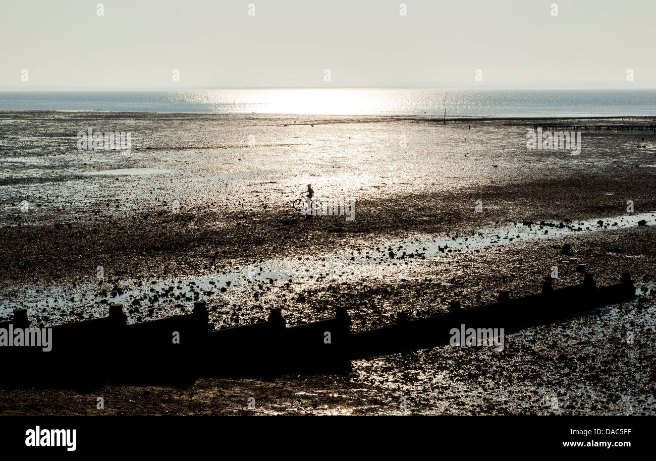 Sonnenuntergang am Strand, England, Radfahrer Whitstable Stockfoto