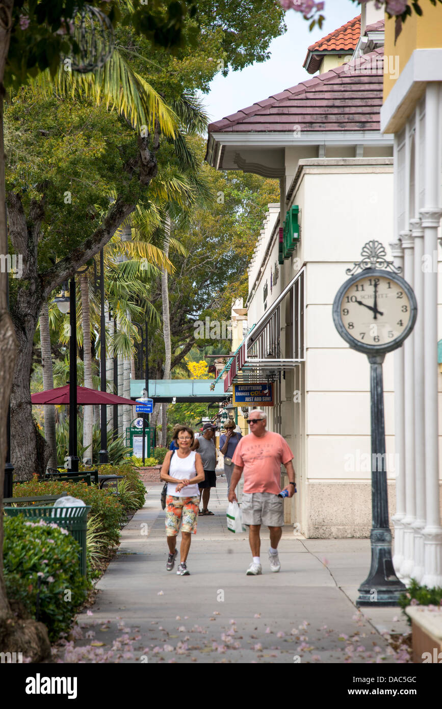 Straßenszene auf der 5th Avenue in der Innenstadt von Naples Florida FL USA Stockfoto