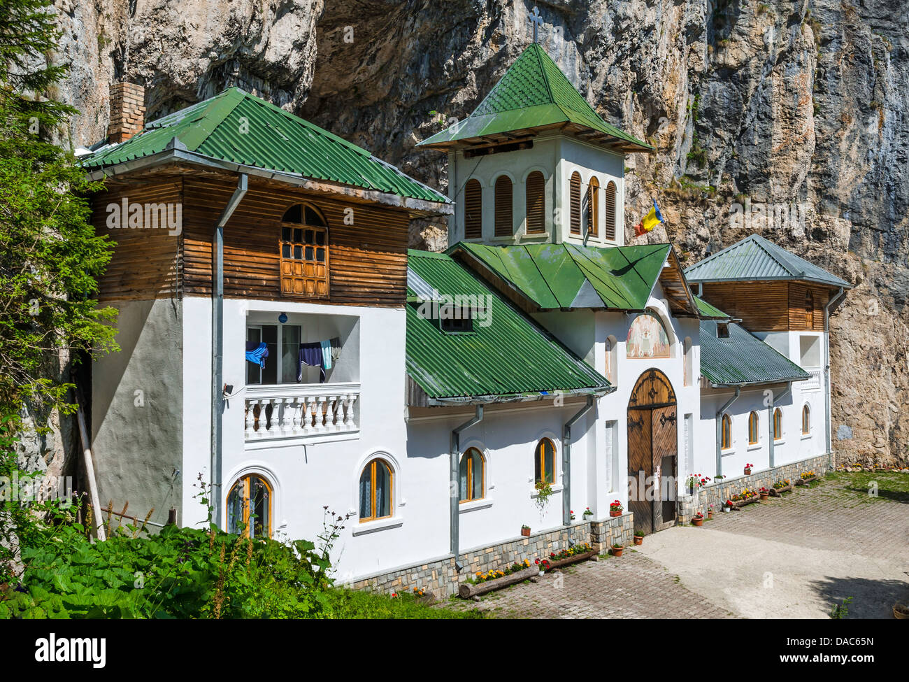Das orthodoxe Pestera Kloster in einer Höhle im Bucegi Gebirge, Karpaten, Rumänien Wahrzeichen gebaut. Stockfoto