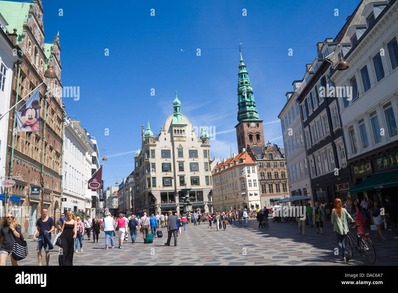 Kopenhagen Dänemark EU Blick entlang Amagertorv belebten Zentrum quadratischen Teil der Fußgängerzone Strøget. Stockfoto