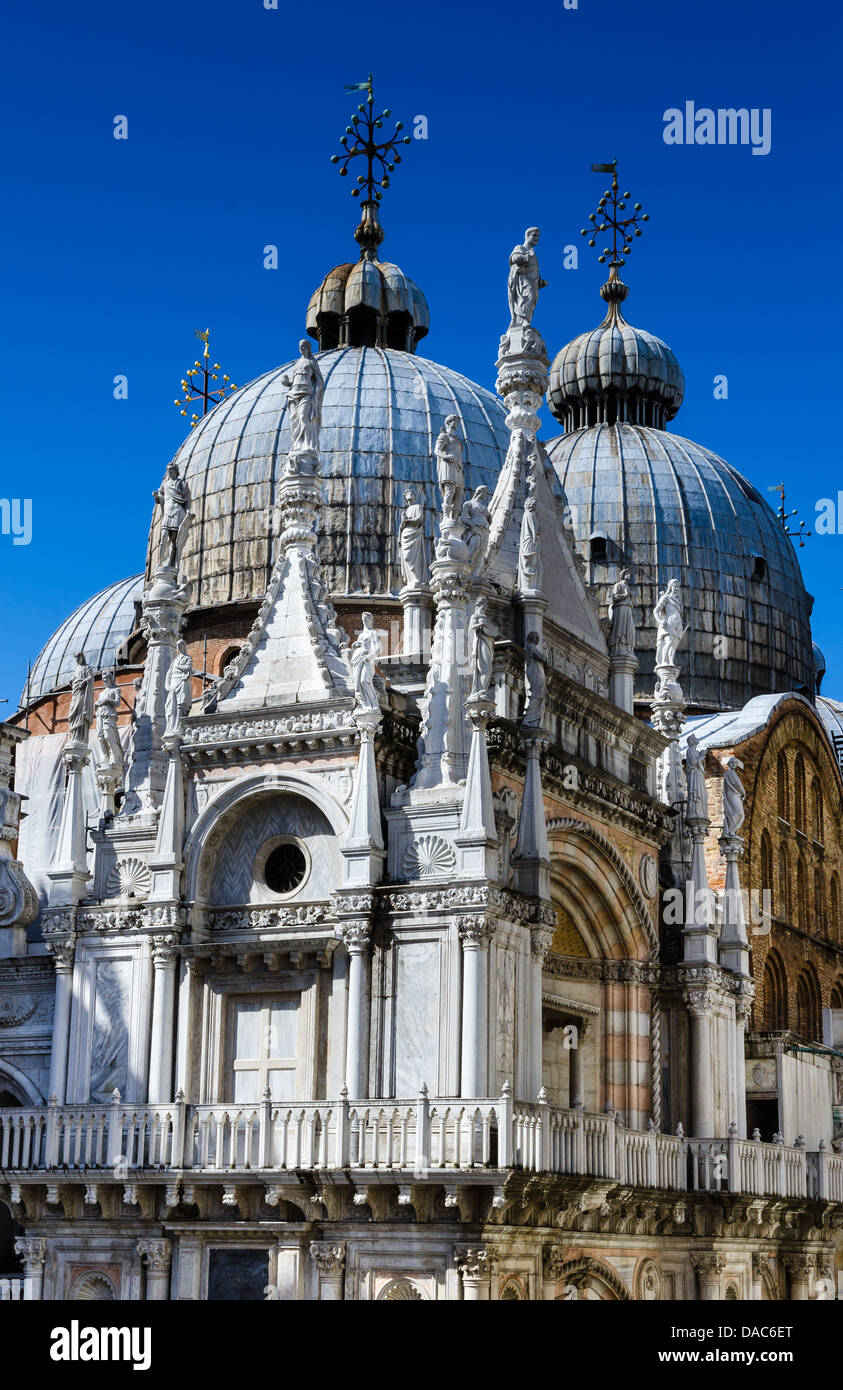 Architektonisches Detail der Kuppel der Basilika di San Marco in Venedig, Kirche im byzantinischen Stil aus mittelalterlichen Italien. Stockfoto