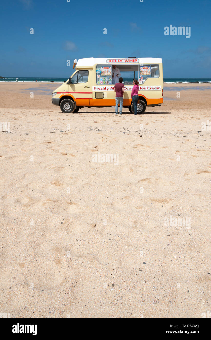 Eine Kellys Cornish Eis Van auf Harlyn Bay Cornwall UK an einem sonnigen Sommertag mit Kunden kaufen ices Stockfoto