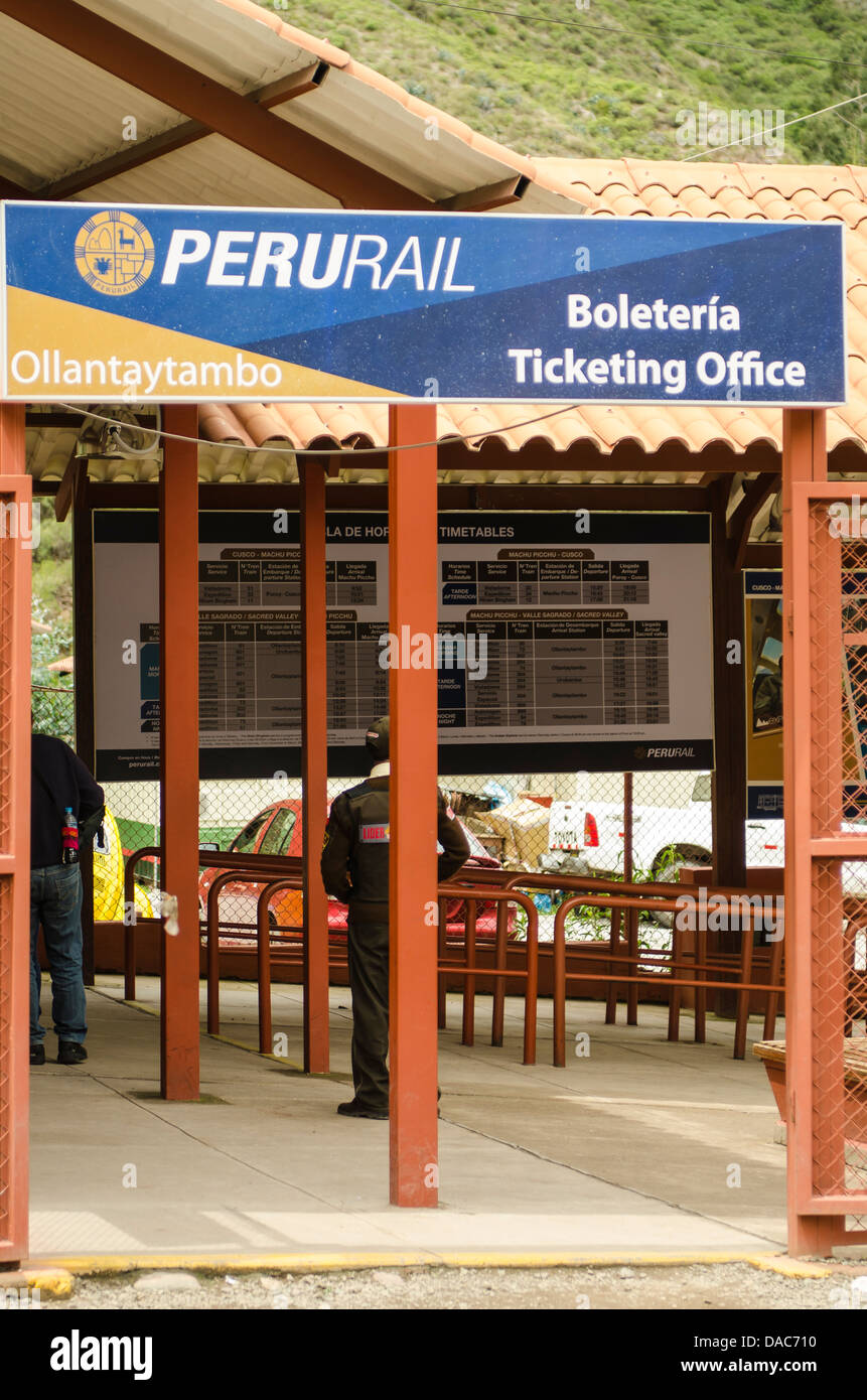 PeruRail Ticket Counter Zeichen Stand Informationsbüro am Ollanta Bahnhof in Ollantaytambo, Heiliges Tal, Peru. Stockfoto