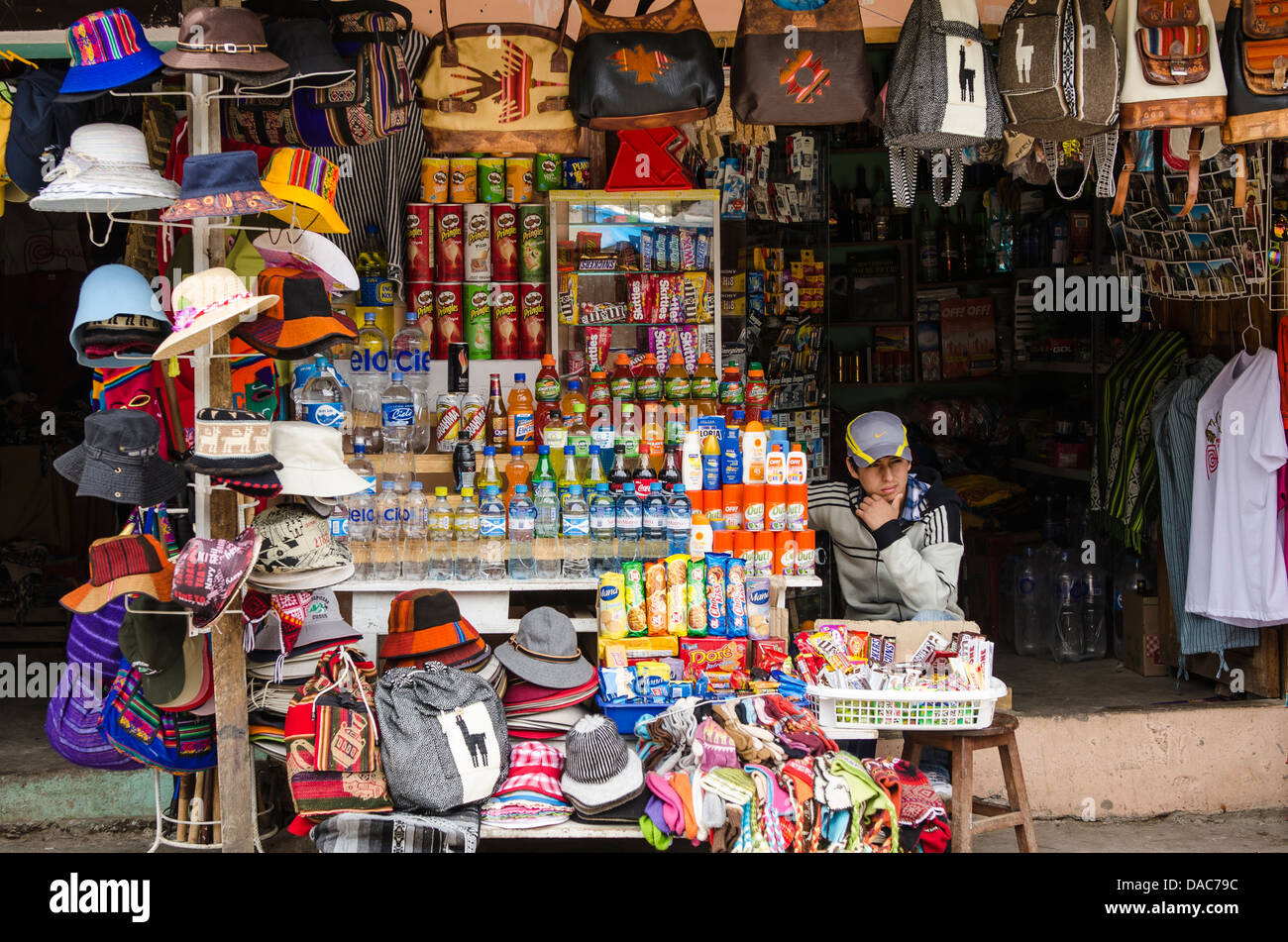 Souvenir essen Anbieter Markt stehen am Bahnhof Terminal in Ollantaytambo Ollantaytambo, Angst Tal, Peru. Stockfoto